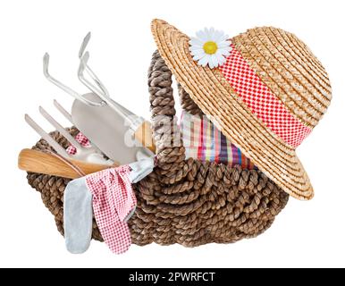 Outils de jardin et chapeau de paille dans un panier isolé sur fond blanc Banque D'Images