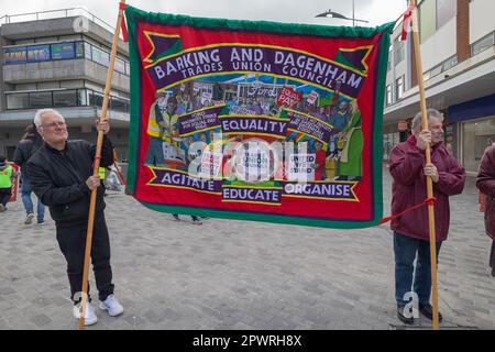 Southend on Sea, Royaume-Uni. 1st mai 2023. Les travailleurs de divers syndicats se réunissent pour célébrer la Journée internationale des travailleurs avec une courte marche à travers le centre-ville et Rally dans la High Street. L'événement est organisé par le Southend Trades Union Council et est utilisé pour mettre en évidence plusieurs questions, y compris la crise du coût de la vie avec l'énergie et les factures alimentaires qui continuent d'augmenter, poussant de nombreuses personnes dans la pauvreté, les droits des travailleurs, l'égalité et la justice. Penelope Barritt/Alamy Live News Banque D'Images