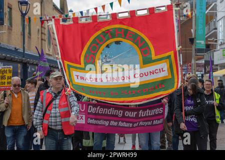 Southend on Sea, Royaume-Uni. 1st mai 2023. Les travailleurs de divers syndicats se réunissent pour célébrer la Journée internationale des travailleurs avec une courte marche à travers le centre-ville et Rally dans la High Street. L'événement est organisé par le Southend Trades Union Council et est utilisé pour mettre en évidence plusieurs questions, y compris la crise du coût de la vie avec l'énergie et les factures alimentaires qui continuent d'augmenter, poussant de nombreuses personnes dans la pauvreté, les droits des travailleurs, l'égalité et la justice. Penelope Barritt/Alamy Live News Banque D'Images