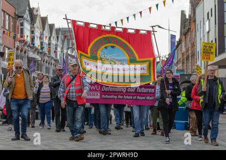 Southend on Sea, Royaume-Uni. 1st mai 2023. Les travailleurs de divers syndicats se réunissent pour célébrer la Journée internationale des travailleurs avec une courte marche à travers le centre-ville et Rally dans la High Street. L'événement est organisé par le Southend Trades Union Council et est utilisé pour mettre en évidence plusieurs questions, y compris la crise du coût de la vie avec l'énergie et les factures alimentaires qui continuent d'augmenter, poussant de nombreuses personnes dans la pauvreté, les droits des travailleurs, l'égalité et la justice. Penelope Barritt/Alamy Live News Banque D'Images