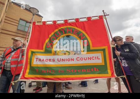 Southend on Sea, Royaume-Uni. 1st mai 2023. Les travailleurs de divers syndicats se réunissent pour célébrer la Journée internationale des travailleurs avec une courte marche à travers le centre-ville et Rally dans la High Street. L'événement est organisé par le Southend Trades Union Council et est utilisé pour mettre en évidence plusieurs questions, y compris la crise du coût de la vie avec l'énergie et les factures alimentaires qui continuent d'augmenter, poussant de nombreuses personnes dans la pauvreté, les droits des travailleurs, l'égalité et la justice. Penelope Barritt/Alamy Live News Banque D'Images