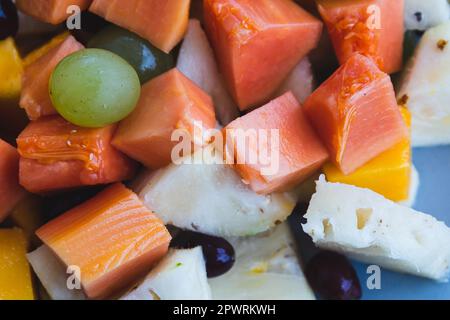 groupe de fruits tropicaux coupés. Plats frais et naturels. Fruits savoureux pour le petit déjeuner. Banque D'Images