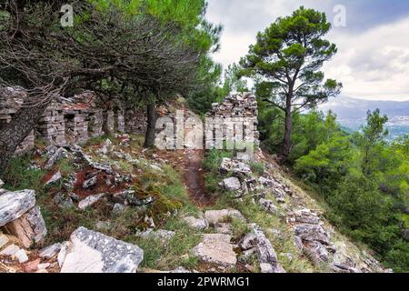 Partie d'une carrière de marbre de Penteli abandonnée à Attika, Grèce. Penteli est une montagne, à 18 km au nord d'Athènes, d'où la pierre a été fournie pour les contre Banque D'Images