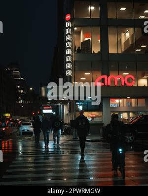 AMC Village 7 panneaux la nuit, Manhattan, New York Banque D'Images