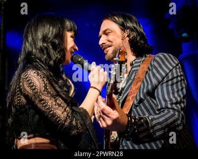 Grace Bond sur chant, Aaron Bond sur guitare et chant Banque D'Images