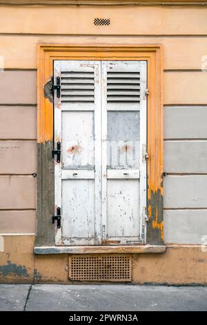 Ancienne et belle porte ornée, détails architecturaux classiques. Banque D'Images