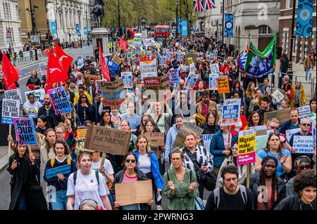 Londres, Royaume-Uni. 1st mai 2023. Cet émaque remonte Whitehall, qui est dédrée pour le couronnement du roi Charles - Une ligne de piquetage d'infirmières à l'extérieur de l'hôpital St Thomas se transforme en une marche à travers westminster. Elle fait partie de la grève organisée par la MRC sur la rémunération des infirmières, bien que la marche soit, pour une raison ou une autre, sous la direction du syndicat Unite. Crédit : Guy Bell/Alay Live News Banque D'Images