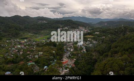 Village de Sagada, situé dans la province montagneuse des Philippines. Maisons et rues d'une ville de montagne. Banque D'Images