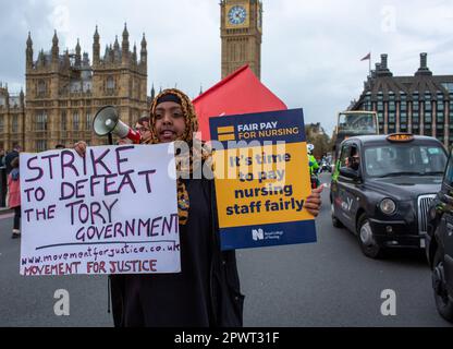 Londres,uk,1st mai,2023.Une ligne de piquetage des infirmières à l'extérieur de l'hôpital St Thomas dans le cadre de la RCN organisé grève sur les infirmières et les payer et puis mars à whitehall crédit Richard Lincoln/Alay Live News Banque D'Images