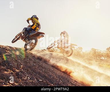 Il est temps d'extraire cette piste. Une photo de deux pilotes de vélo tout terrain sur la piste. Banque D'Images