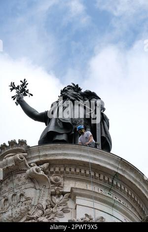 Paris, France. 1 MAI 2023. Plusieurs syndicats ont appelé à une grève nationale en France le jour de mai pour poursuivre leur lutte contre le projet de réforme des retraites, qui prévoit de faire passer l'âge de la retraite de 62 à 64 ans et qui fait face à la résistance des syndicats et des citoyens depuis janvier 2023. La réforme, qui est soutenue par le gouvernement Macron, comprend le report de l'âge légal de la retraite et est opposée par 68% de la population française. Plusieurs manifestations se sont produites pendant ces jours de grève, il y a eu beaucoup d'incendies déclenchés par des manifestants et des affrontements avec la police qui ont utilisé beaucoup de gaz lacrymogène Banque D'Images