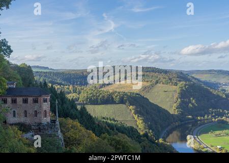 Vue sur l'ancien ermitage depuis le moine près du village allemand Kastel-Staadt Banque D'Images