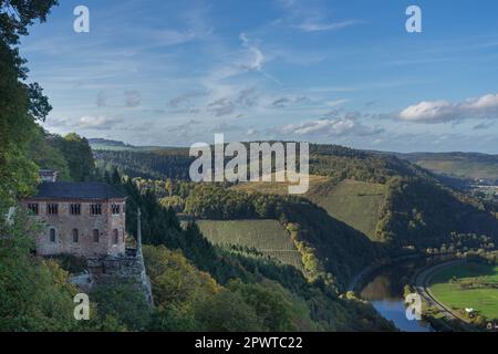 Vue sur l'ancien ermitage depuis le moine près du village allemand Kastel-Staadt Banque D'Images