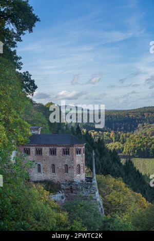 Vue sur l'ancien ermitage depuis le moine près du village allemand Kastel-Staadt Banque D'Images