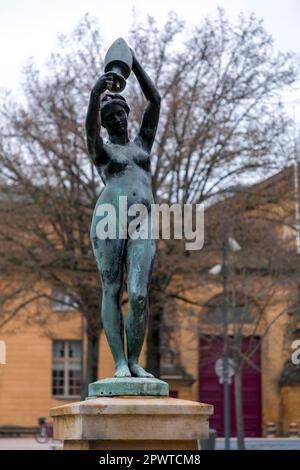 La sculpture en bronze de la fontaine de la Nymphe à Metz, France. Banque D'Images