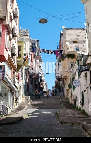 Istanbul, Turquie - 18 mai 2022. Paysage urbain avec hôtels, boutiques et vue sur la rue dans la partie européenne d'Istanbul, Turquie. Banque D'Images