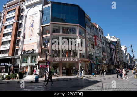 Istanbul, Turquie - 18 mai 2022. Paysage urbain avec hôtels, boutiques et vue sur la rue dans la partie européenne d'Istanbul, Turquie. Banque D'Images