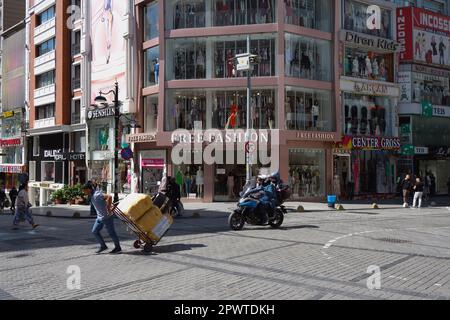 Istanbul, Turquie - 18 mai 2022. Paysage urbain avec hôtels, boutiques et vue sur la rue dans la partie européenne d'Istanbul, Turquie. Banque D'Images
