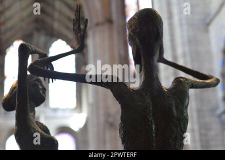 Image proche de la sculpture de Noli me Tangere de David Wynne à la cathédrale d'Ely dans le Cambridgeshire Banque D'Images