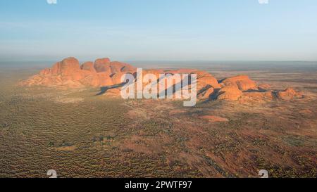 Kata Tjuta, territoire du Nord, Australie ; 1 mai 2023 - vue aérienne au lever du soleil de Kata Tjuta, territoire du Nord, Australie. Banque D'Images