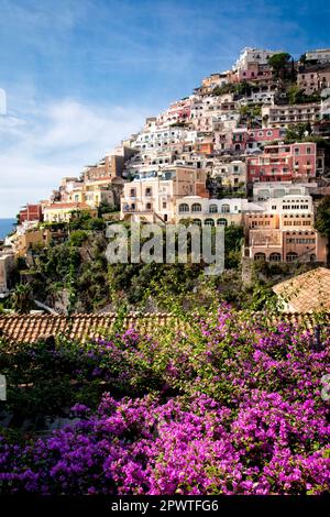 Positano est construit dans les falaises de la côte amalfitaine en Campanie, Italie. Banque D'Images