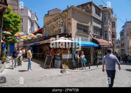 Istanbul, Turquie - 18 mai 2022. Paysage urbain et vue sur la rue dans la partie européenne d'Istanbul, Turquie. Banque D'Images