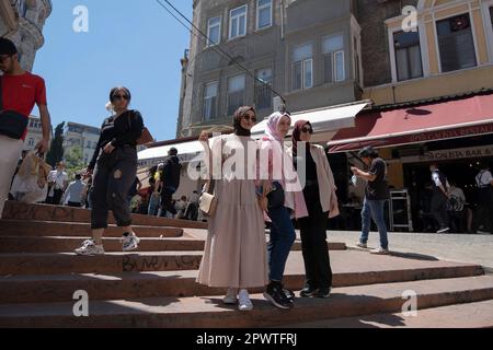 Istanbul, Turquie - 18 mai 2022. Paysage urbain et vue sur la rue dans la partie européenne d'Istanbul, Turquie. Banque D'Images