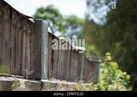 Clôture en décomposition sur les ruines de Lowther Castle, Penrith, Lake District, Angleterre en été Sunshine Banque D'Images