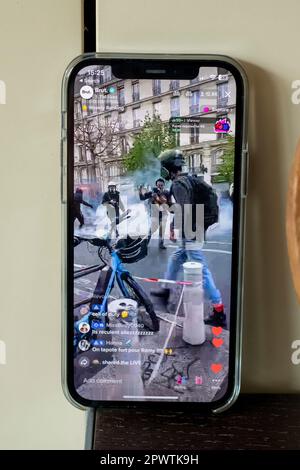 Images d'un iphone12 live en streaming les scènes chaotiques des émeutes à Paris le 1st mai 2023, anti-macron Banque D'Images