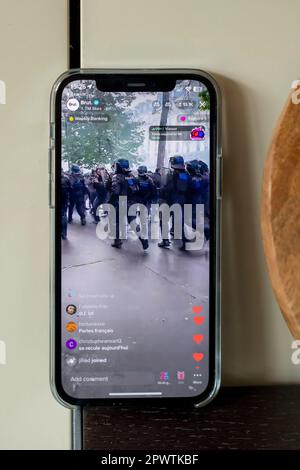 Photos d'un iphone12 live en streaming les émeutes à Paris le 1st mai 2023, anti-macron Banque D'Images