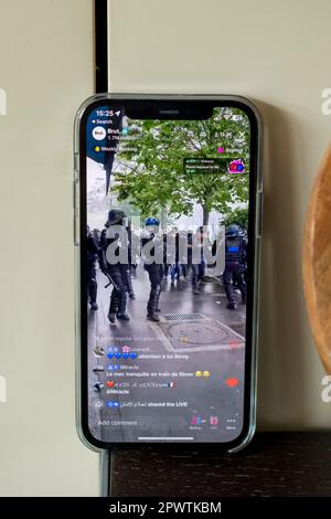 Photos d'un iphone12 live en streaming les émeutes à Paris le 1st mai 2023, anti-macron Banque D'Images