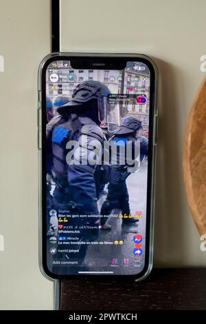 Photos d'un iphone12 live en streaming les émeutes à Paris le 1st mai 2023, anti-macron Banque D'Images