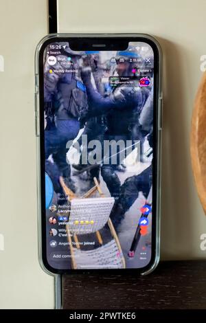 Photos d'un iphone12 live en streaming les émeutes à Paris le 1st mai 2023, anti-macron Banque D'Images