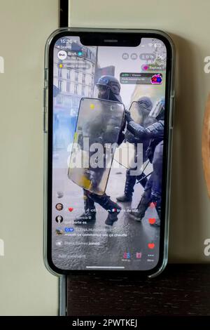 Photos d'un iphone12 live en streaming les émeutes à Paris le 1st mai 2023, anti-macron Banque D'Images