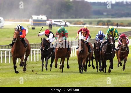 Honey Girl monté par le jockey Dylan Browne McMonagle (à gauche) sur leur chemin pour gagner le Coolmore Stud Circus Maximus Irish EBF Athasi Stakes à l'hippodrome de Curragh, comté Kildare. Date de la photo: Lundi 1 mai 2023. Banque D'Images