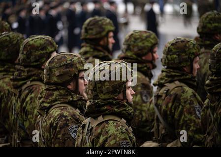 Gros plan d'un soldat en uniforme de combat kaki brun clair debout dans un groupe, peloton avec d'autres soldats pendant la fête nationale. Banque D'Images