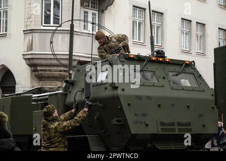 Lance-roquettes américain HImars - système de fusée d'artillerie à haute mobilité avec deux soldats en Estonie pendant la célébration du jour de l'indépendance Banque D'Images