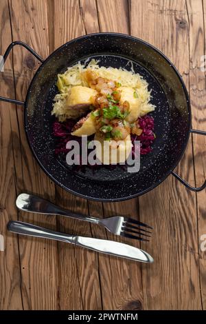 boulettes fourrées de viande fumée servies avec du chou rouge et blanc Banque D'Images