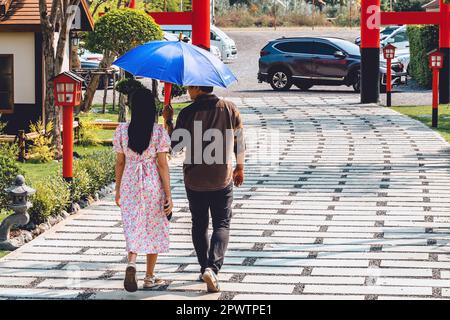 KANCHANABURI -THAÏLANDE, AVRIL 1 ,2023 : touristes non identifiés viennent visiter et prendre des photos avec restaurant et café avec un beau jardin décoré Banque D'Images