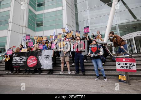 Londres, Royaume-Uni. 01st mai 2023. Les infirmières se réunissent au piquet de grève à l'entrée de l'hôpital universitaire au cours des 3rd actions industrielles en conflit avec la rémunération du gouvernement du Royaume-Uni. Les membres infirmiers du Collège royal des sciences infirmières (MRC) ont commencé une nouvelle vague d'actions industrielles de 8pm le 30th avril à 1st 11 mai:59pm après que la haute Cour a statué que la grève devait se terminer avant la fin du mandat de grève le 2nd mai. Crédit : SOPA Images Limited/Alamy Live News Banque D'Images