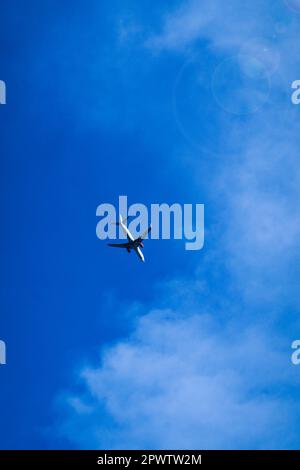 Silhouette de l'avion dans le ciel bleu Banque D'Images