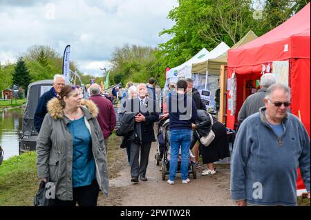 Commerçants de bateaux vendant des cadeaux et d'autres articles de bateaux étroits participant au Norbury Canal Festival sur le Shropshire Union Canal à Staffordshire. Banque D'Images