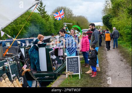 Commerçants de bateaux vendant des cadeaux et d'autres articles de bateaux étroits participant au Norbury Canal Festival sur le Shropshire Union Canal à Staffordshire. Banque D'Images