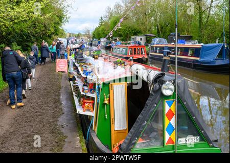 Commerçants de bateaux vendant des cadeaux et d'autres articles de bateaux étroits participant au Norbury Canal Festival sur le Shropshire Union Canal à Staffordshire. Banque D'Images