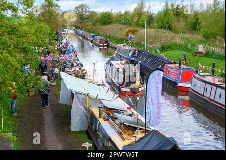 Commerçants de bateaux vendant des cadeaux et d'autres articles de bateaux étroits participant au Norbury Canal Festival sur le Shropshire Union Canal à Staffordshire. Banque D'Images