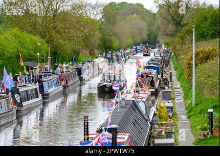 Bateau à rames passant entre des bateaux marchands de vapeur amarrés sur le canal à Norbury Junction dans le Staffordshire. Banque D'Images