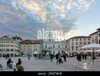 UDINE, Italie - 8 décembre 2022: La vie urbaine sur la place Matteotti pendant une soirée d'hiver Banque D'Images