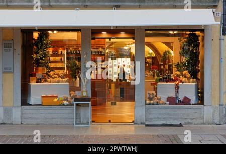 UDINE, Italie - 8 décembre 2022 : magasin de parfums Zanon dans le centre-ville Banque D'Images