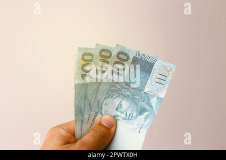 l'argent du brésil empilé sur une surface blanche - plusieurs centaines de factures réelles Banque D'Images