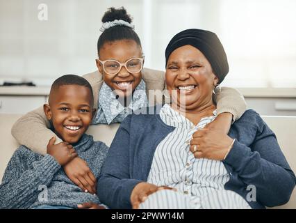 Il n'y a pas d'amour plus fort qu'un grand-Noël. une grand-mère se liant avec ses petits-enfants sur un canapé à la maison Banque D'Images